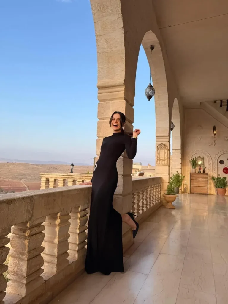 Sinem Ünsal Güzelliğiyle Gündem Oldu