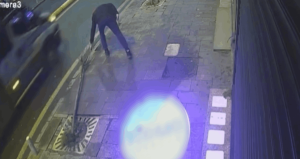 Sinirlenip direkleri tekmeledi; ağaçlara zarar verdi