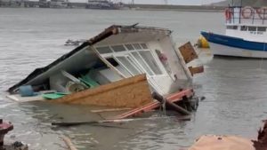 Sinop’ta fırtına alarmı: Dev dalgalar balıkçı barınağını yıktı