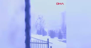 Şırnak’ta kar yağışı sırasında apartmana yıldırım düştü