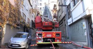 Şişli’de evinin yandığını gören kadın fenalaştı