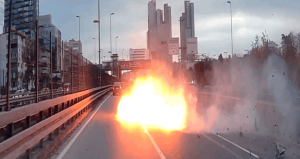 Şişli’de makas atarkern bariyerlere çarptı: Araba patladı!