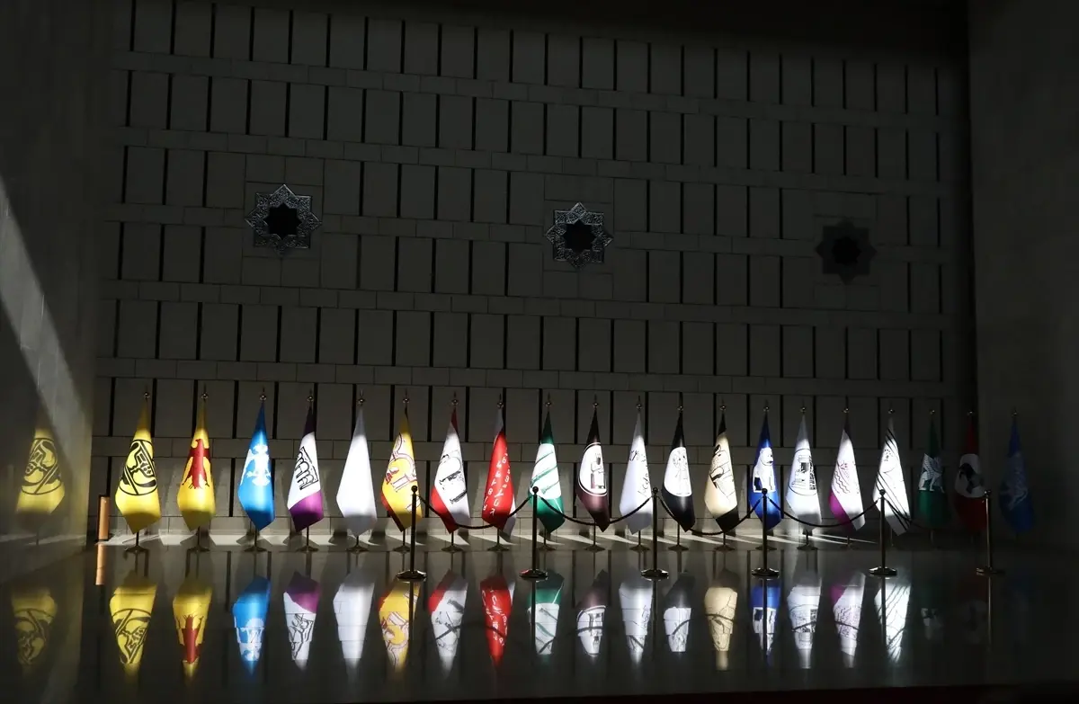 Suriye’de Geçmiş Medeniyetlerin Bayrakları Sergilendi