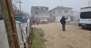 Tartıştığı arkadaşını evinin önünde vurdu