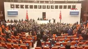TBMM’de yumruklu kavga: Bütçe görüşmeleri sonrası tansiyon yükseldi