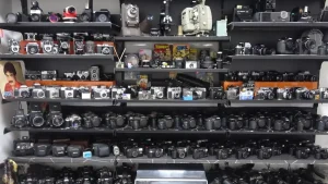 Tek Kolu ile Fotoğraf Makineleri Onarıyor