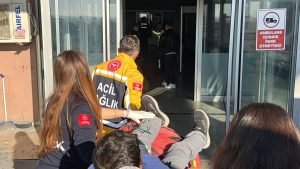 Tekirdağ’da okulda bacağına demir saplandı