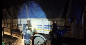 TIR’ın dorsesindeki gizli bölmeden onlarca kaçak göçmen çıktı