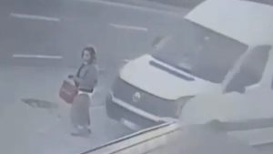 Trabzon’da dolmuş bekleyen kadın minibüsün altında kaldı