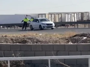 Trafik Polisi Arızalı Aracı Yolda Çekti