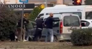 Trafikte tartışıp araçtan indirdiler! 5 kişi birden dövdü, sosyal medya bu görüntülerle çalkalandı