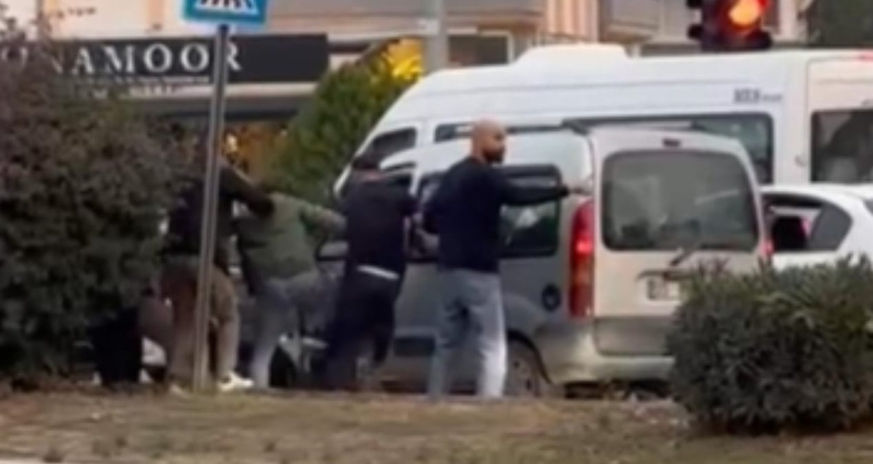 Trafikte tartışıp araçtan indirdiler! 5 kişi birden dövdü, sosyal medya bu görüntülerle çalkalandı