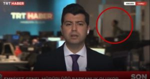 TRT stüdyosunda canlı yayında sinir krizi geçirdi: ‘Yeter’ diyerek ceketini fırlattı