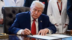 Trump, yeniden Ay’a gidilmesini öngören kararnameyi imzaladı