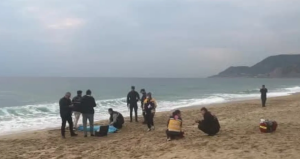 Turistlerin akın ettiği plajda dehşet! Görenler polisi aradı