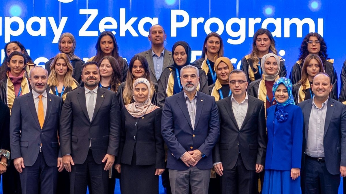 Turkcell’in ‘Geleceği Yazan Kadınlar Yapay Zekâ Projesi’ mezunlarını verdi