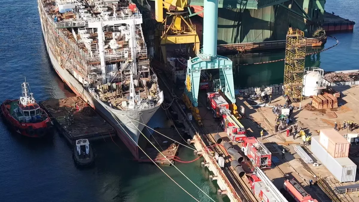 Tuzla’da Hayvan Yemi Yüklü Gemide Yangın