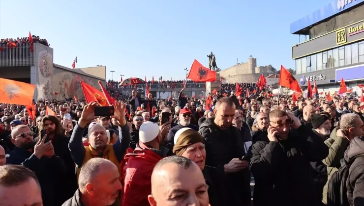 UÇK Komutanlarına Destek Gösterisi