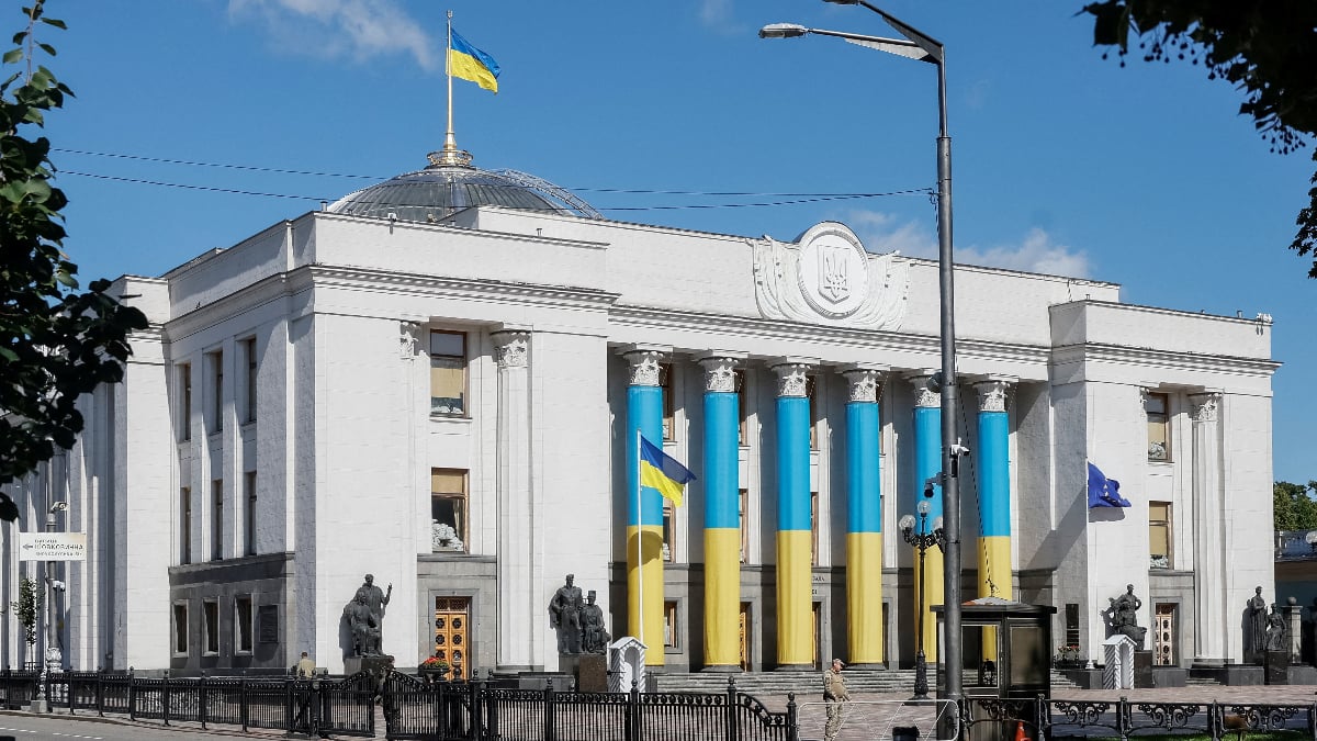 Ukrayna, sıkıyönetimde seçime gidebilmek için parlamentoda grup oluşturacak