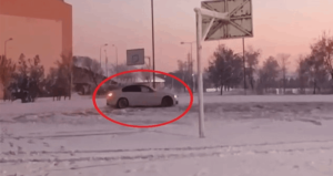 Üniversitenin basketbol sahasında kar üzerinde drift attı