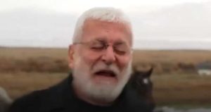 Ünlü sanatçı Onur Akın’a klip çekiminde at çarptı