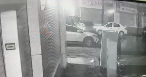 Uzun namlulu silahla park halindeki otomobile ateş açtılar