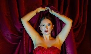 Yerli ve Milli Adele Feyruz Barış Sahnede Fırtına Gibi