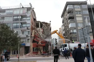 Yıkım Sırasında Apartmana Hasar!