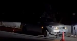 Yolda yatan adamın üstünden otomobil geçti