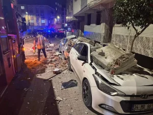 Zeytinburnu’nda Düşen Beton Araçlara Zarar Verdi