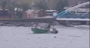 Zonguldak’ta hareketli dakikalar: Sürüklenen tekne köprüye çarptı