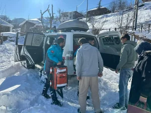 100 Yaşındaki Hasta Kar Engeline Rağmen Hastaneye Ulaştırıldı