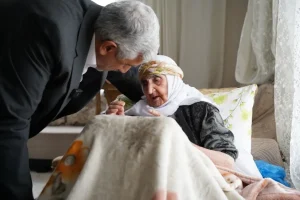 105 yaşındaki Hanım Orman, AK Parti’ye üye oldu