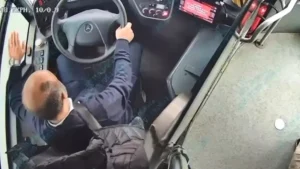 15 Temmuz Şehitler Köprüsü’nde motosikletliler lodosta ilerlemekte güçlük çekti; İETT otobüsü eşlik etti