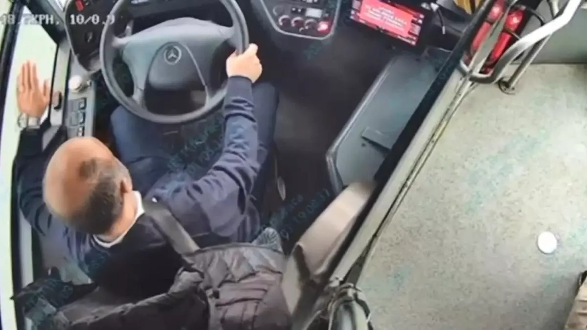 15 Temmuz Şehitler Köprüsü’nde motosikletliler lodosta ilerlemekte güçlük çekti; İETT otobüsü eşlik etti