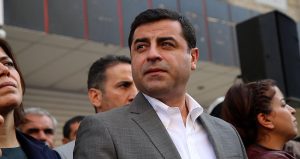 15 yıla kadar hapis cezası isteniyor! Selahattin Demirtaş’ın Diyarbakır’daki davası ertelendi