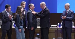 4 belediye başkanı daha AKP’ye geçti, rozetlerini Erdoğan taktı