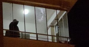 5’inci kattaki dairenin balkonuna yorgun mermi isabet etti