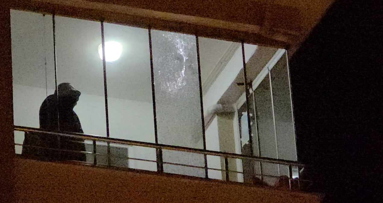 5’inci kattaki dairenin balkonuna yorgun mermi isabet etti