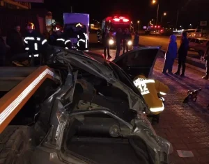 Acıpayam’da Tır Dorsesine Çarpan Otomobil Kazası