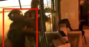 Adana’da kaldırım taşı ile iş yerinin camını kırıp, tablet ve cep telefonu çaldılar