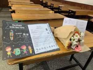 Adana’da Kardeşlerin Karneleri Boş Sıralara Bırakıldı