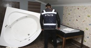 Adana’da masaj salonlarına fuhuş operasyonu: 14 zanlı tutuklandı
