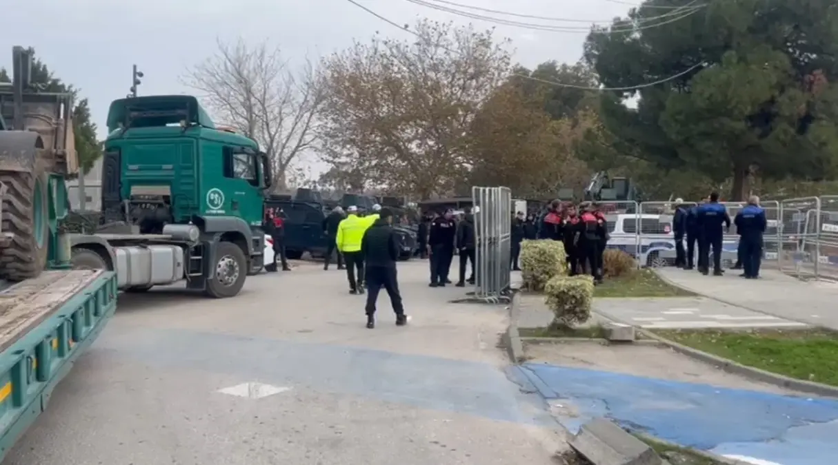 Adana’da Menderes Adası’ndaki Kaçak Yapı Yıkımı