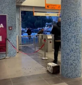 Adana’da Metro İstasyonunda Taşlı Saldırı