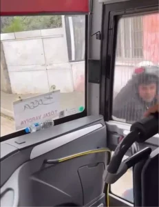 Adana’da Motosiklet Sürücüsünden Kaskla Cam Kırma Olayı