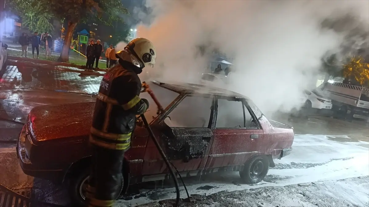 Adana’da Park Halindeki Araçta Yangın