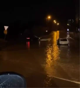 Adana’da Sağanak, Yolları Su Bastı