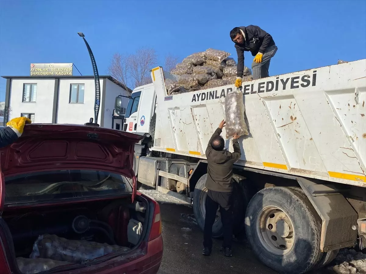 Adilcevaz’da İhtiyaç Sahiplerine Patates Dağıtıldı