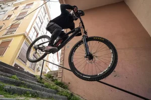 Adrenalinin Peşinde: Downhill Bisiklet Tutkusu